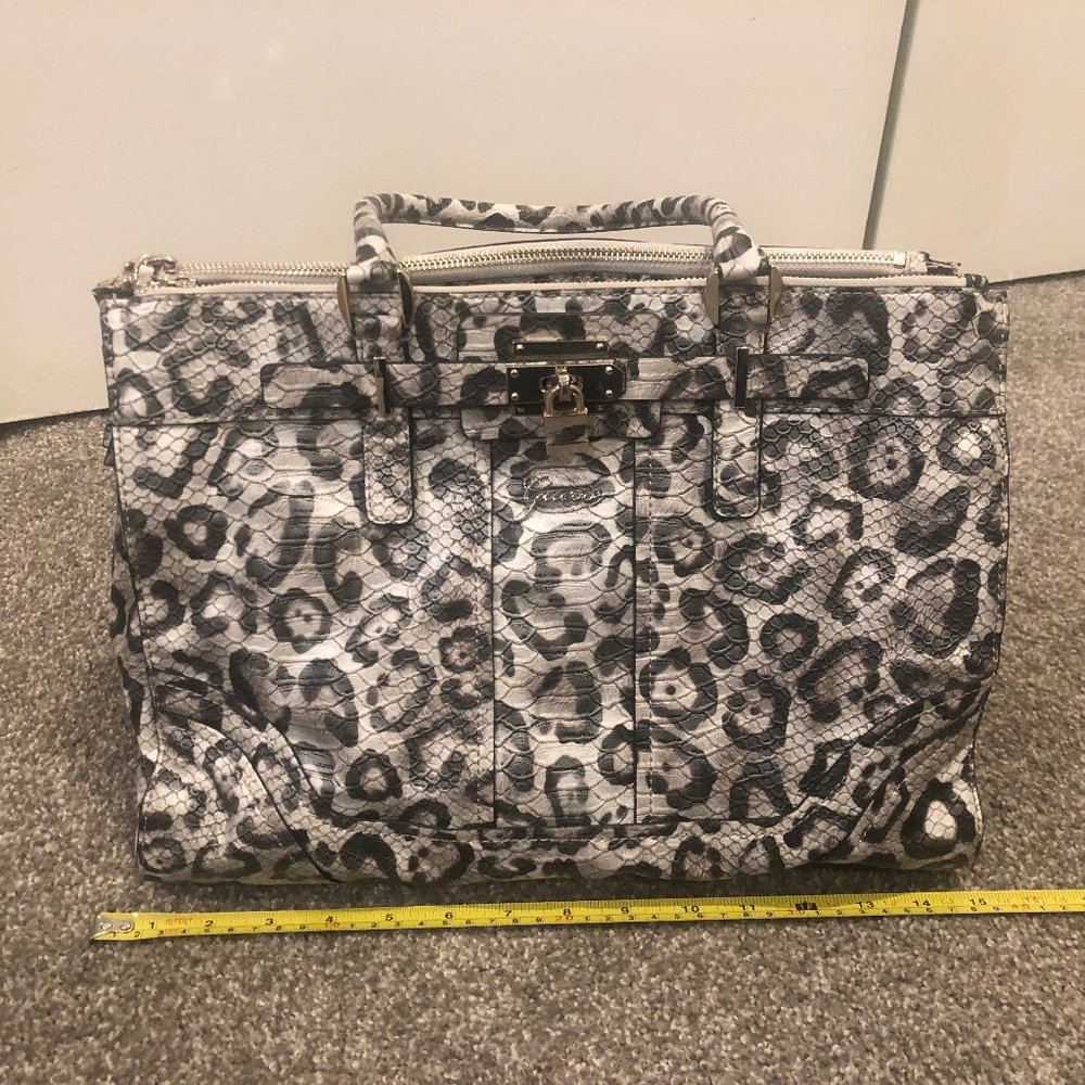 Guess Purse/handbag